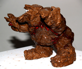 Gorille sauvagement bless&eacute;.